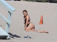 Kelly Rohrbach odsłoniła pierś na plaży
